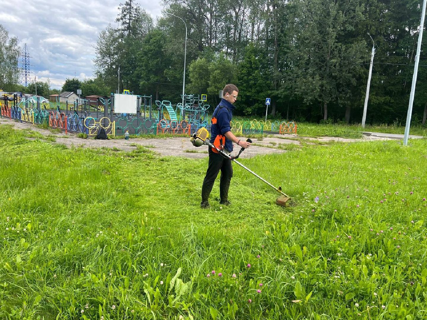 управляющая компания, школьники, работа, благоустровйство, покос травы,