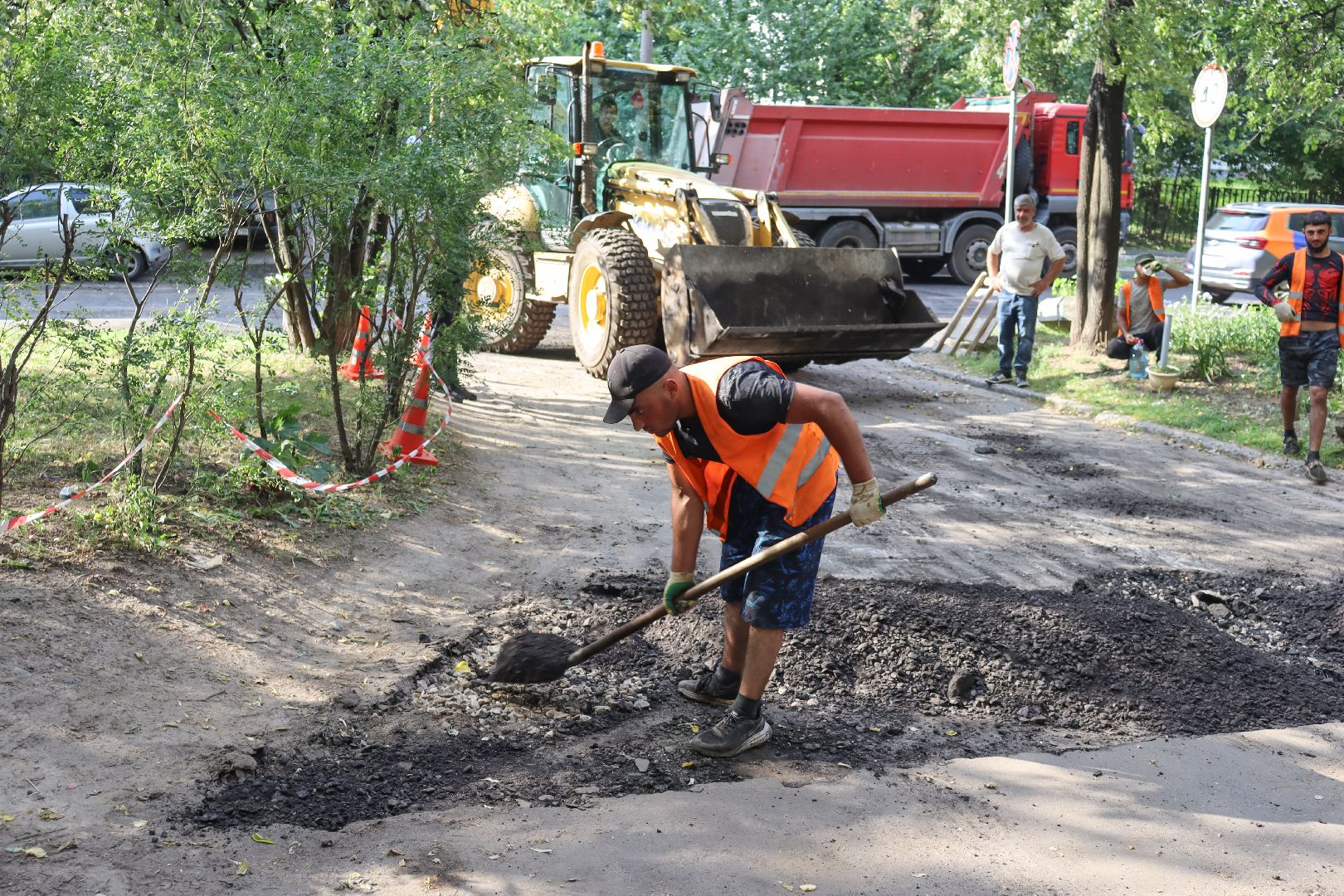 дзержинский, благоустройство 2024, улица школьная, асфальтирование дворов дорог, андроник пак, Евгений Макаров,