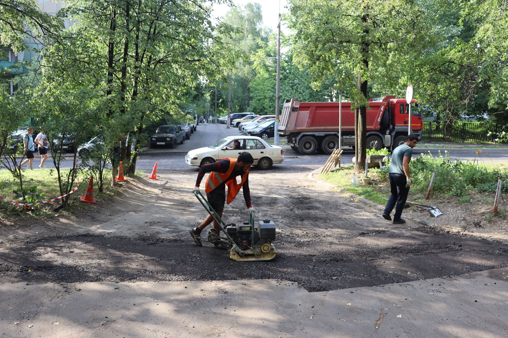 дзержинский, благоустройство 2024, улица школьная, асфальтирование дворов дорог, андроник пак, Евгений Макаров,