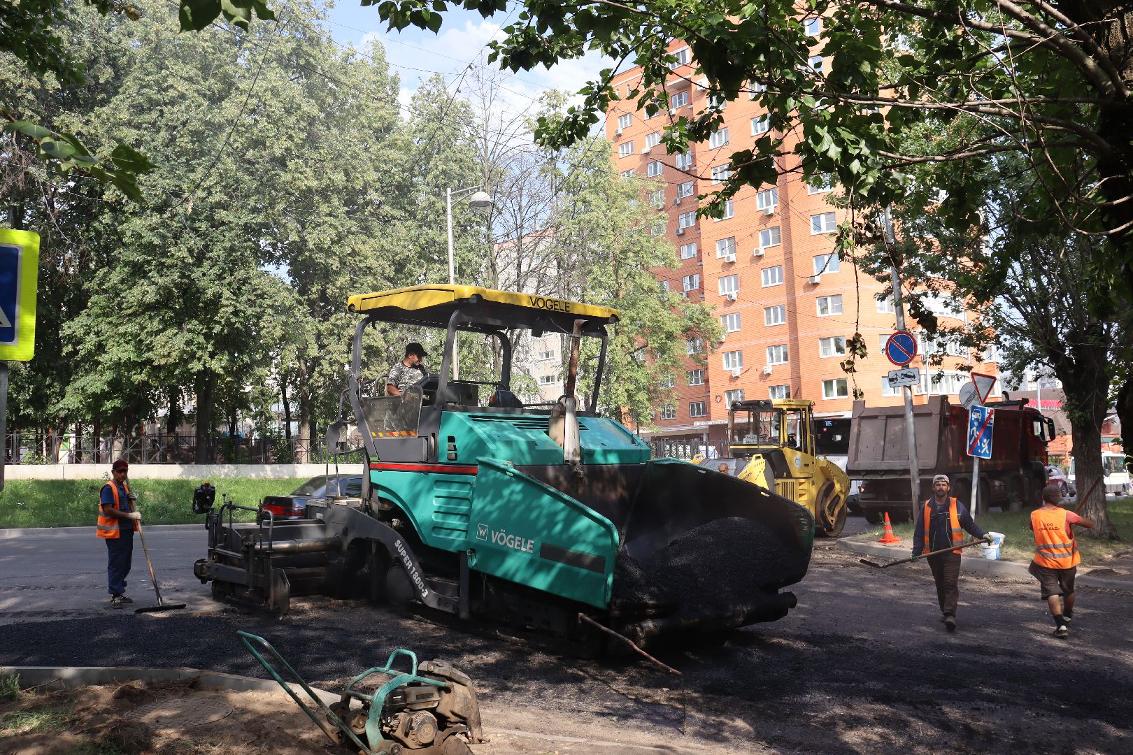 дзержинский, благоустройство 2024, улица школьная, асфальтирование дворов дорог, андроник пак, Евгений Макаров,