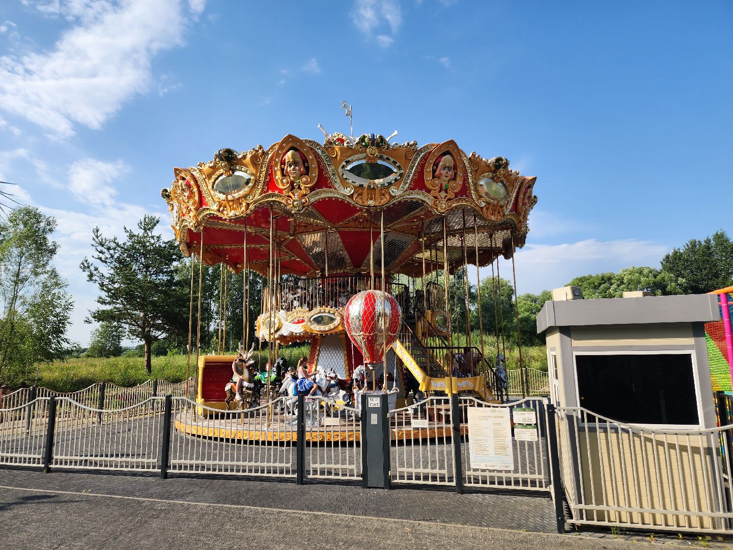 Чехов, карусель, аттракционы, городской парк, бесплатное катание, дети, отдых,