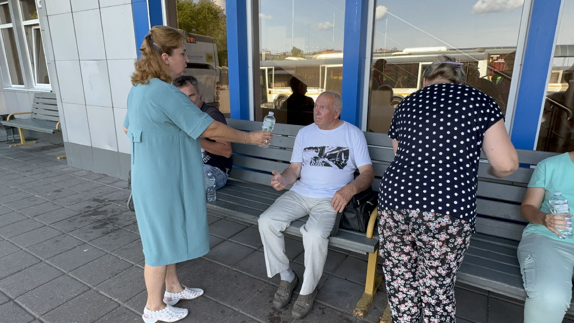 Солнечногорск, Зной, раздача воды, мострансавто, пассажиры,