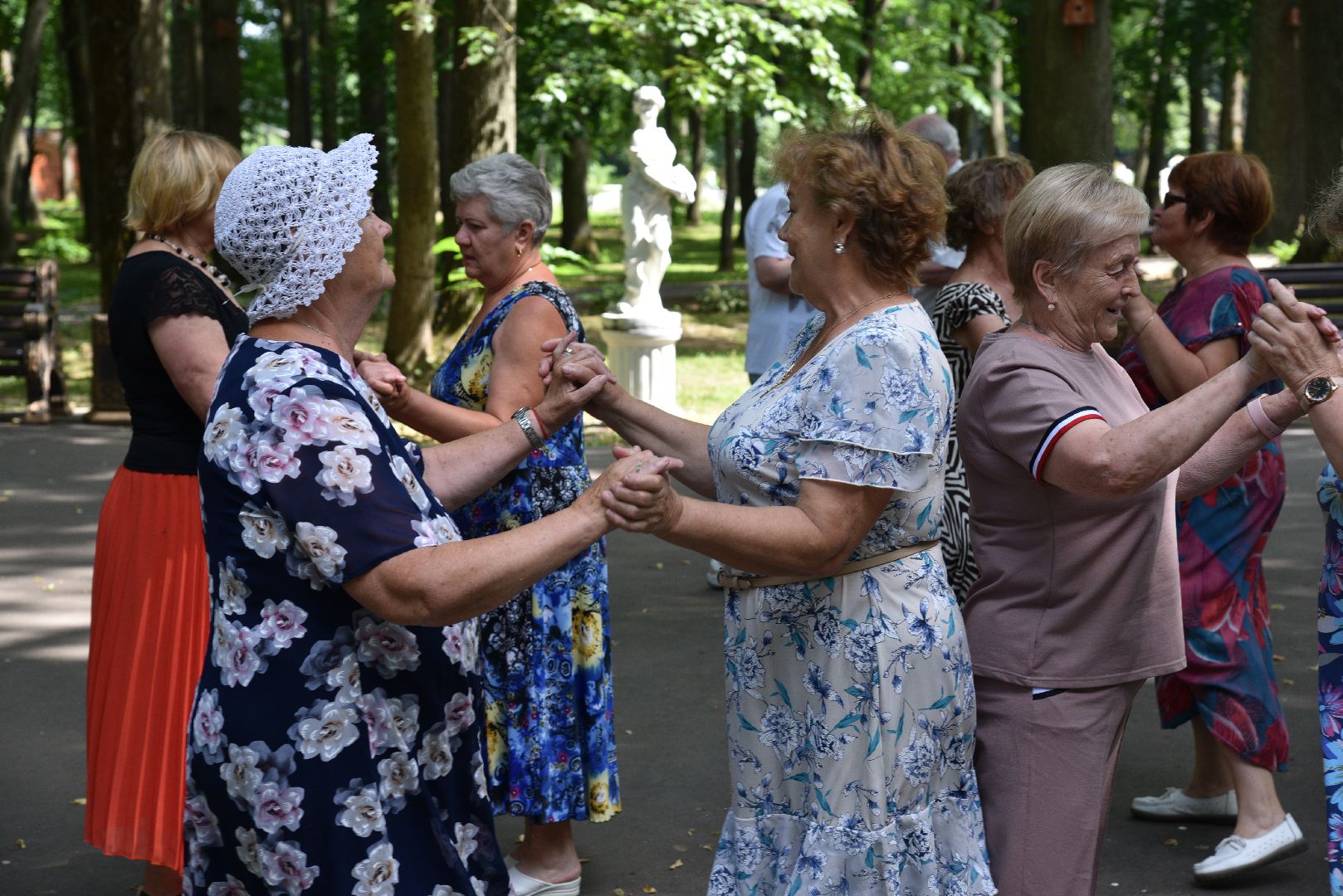лотошино, лотошинский парк, танцы в парке, парки подмосковья, активное долголетие,
