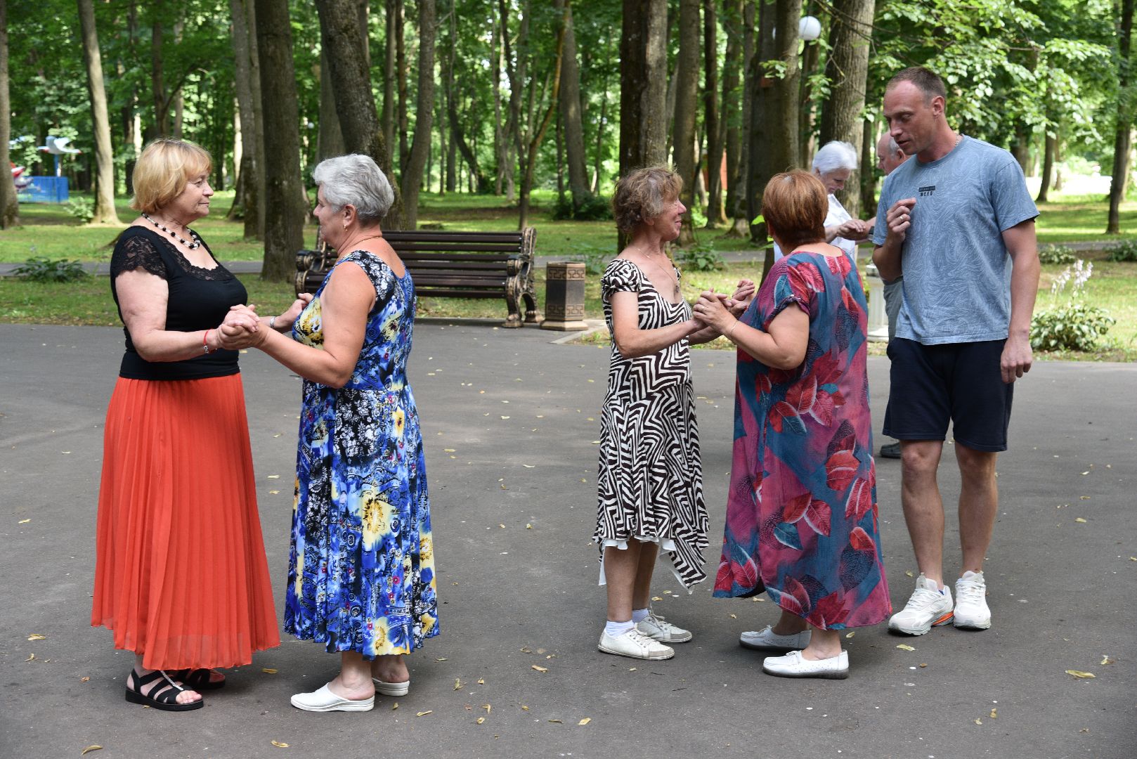 лотошино, лотошинский парк, танцы в парке, парки подмосковья, активное долголетие,