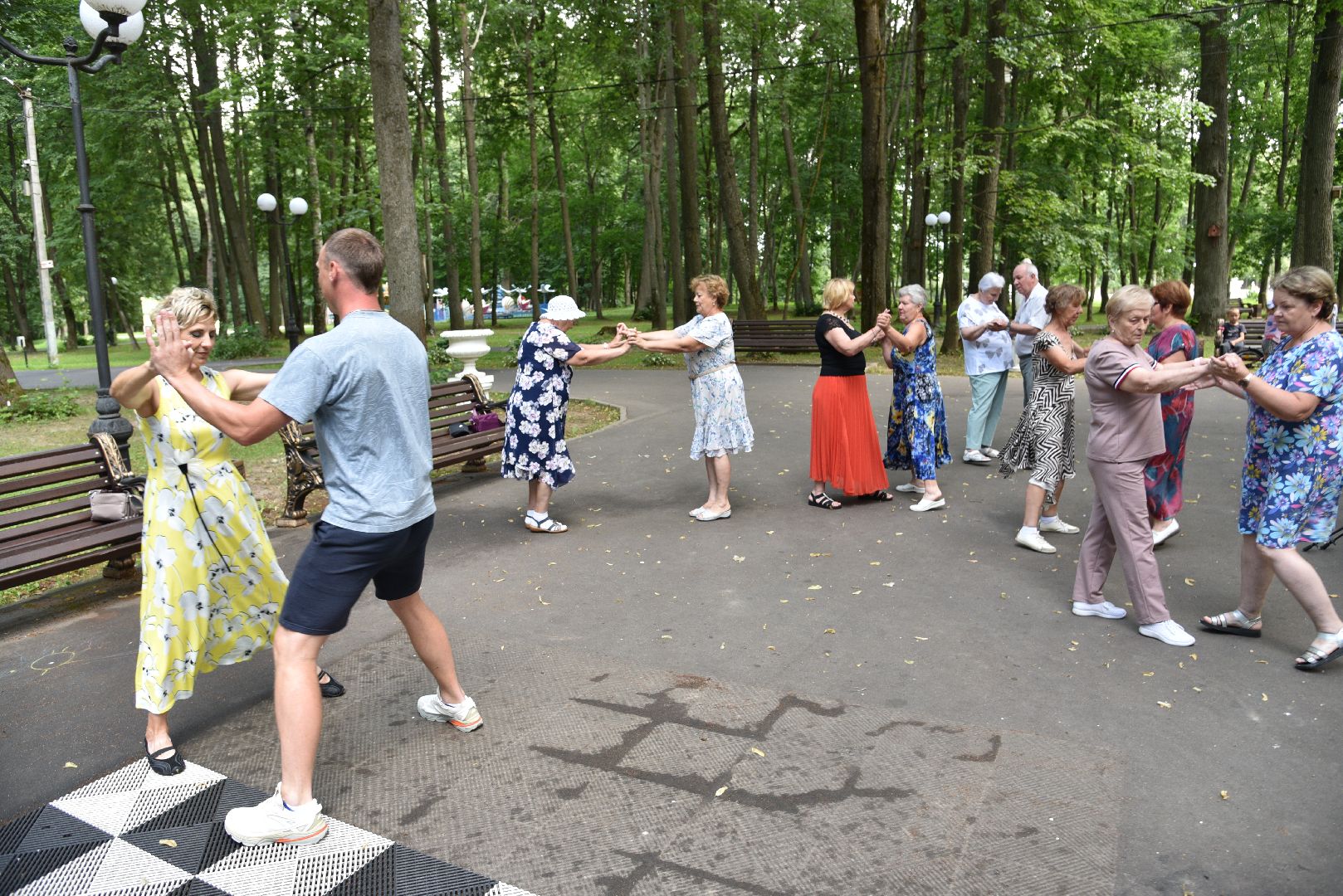 лотошино, лотошинский парк, танцы в парке, парки подмосковья, активное долголетие,