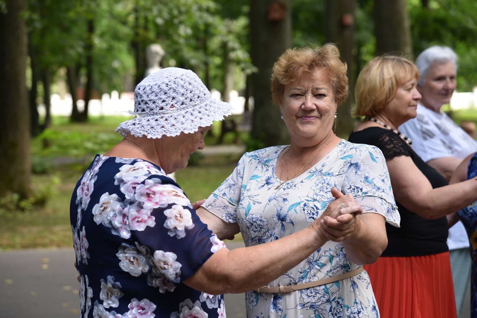 лотошино, лотошинский парк, танцы в парке, парки подмосковья, активное долголетие,