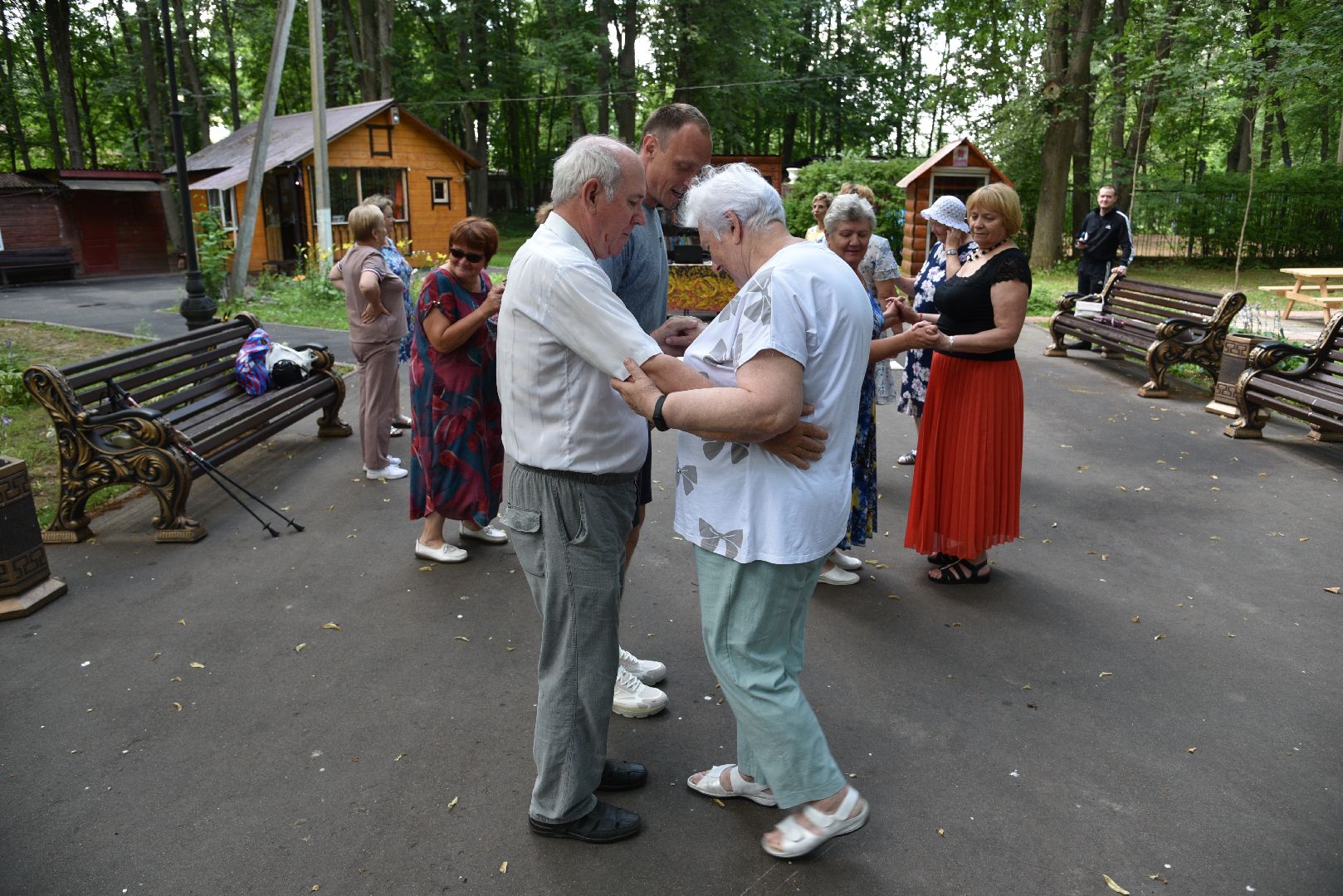 лотошино, лотошинский парк, танцы в парке, парки подмосковья, активное долголетие,