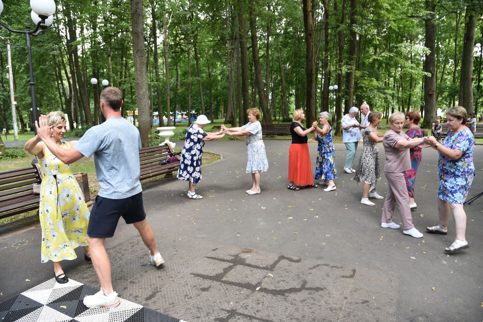 лотошино, лотошинский парк, танцы в парке, парки подмосковья, активное долголетие,