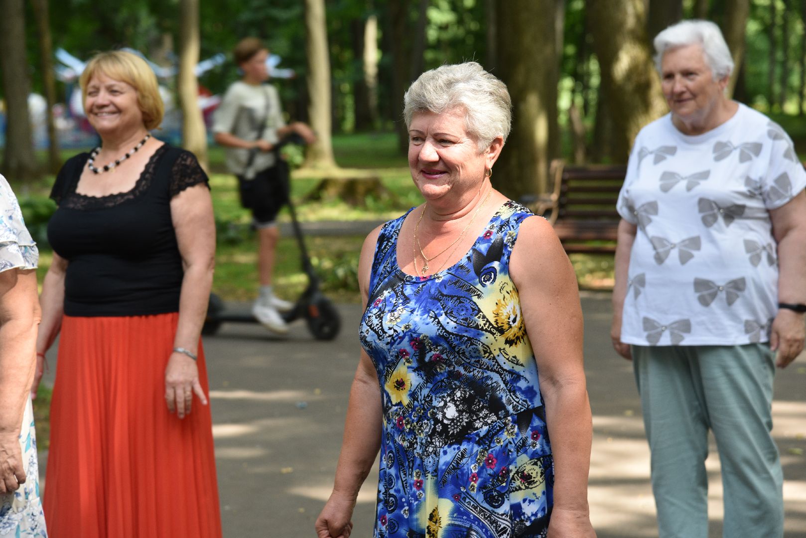 лотошино, лотошинский парк, танцы в парке, парки подмосковья, активное долголетие,