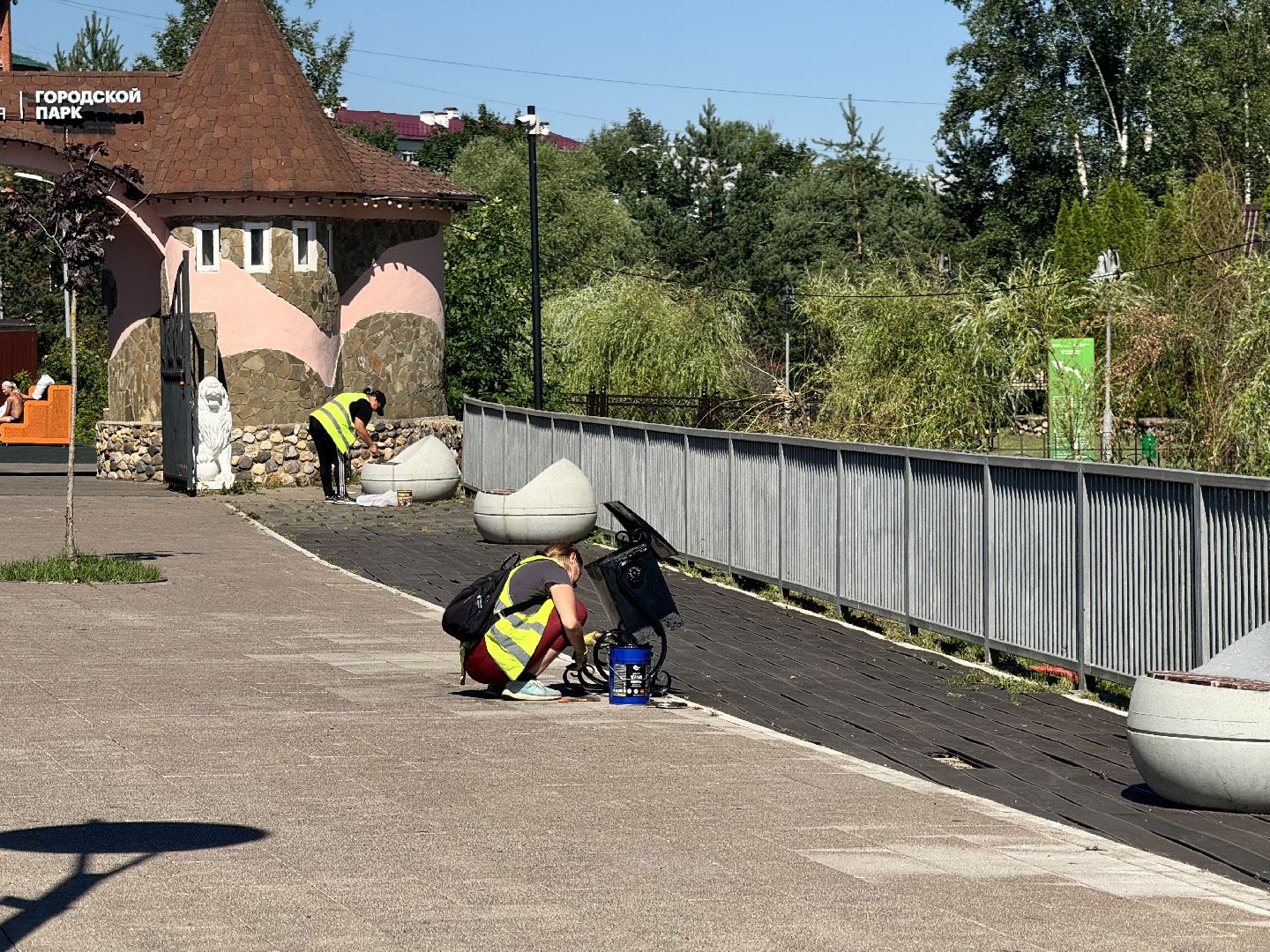 шаховская, коммунальная служба, покраска лавочек,