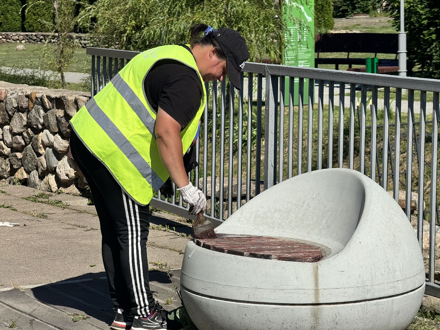 шаховская, коммунальная служба, покраска лавочек,