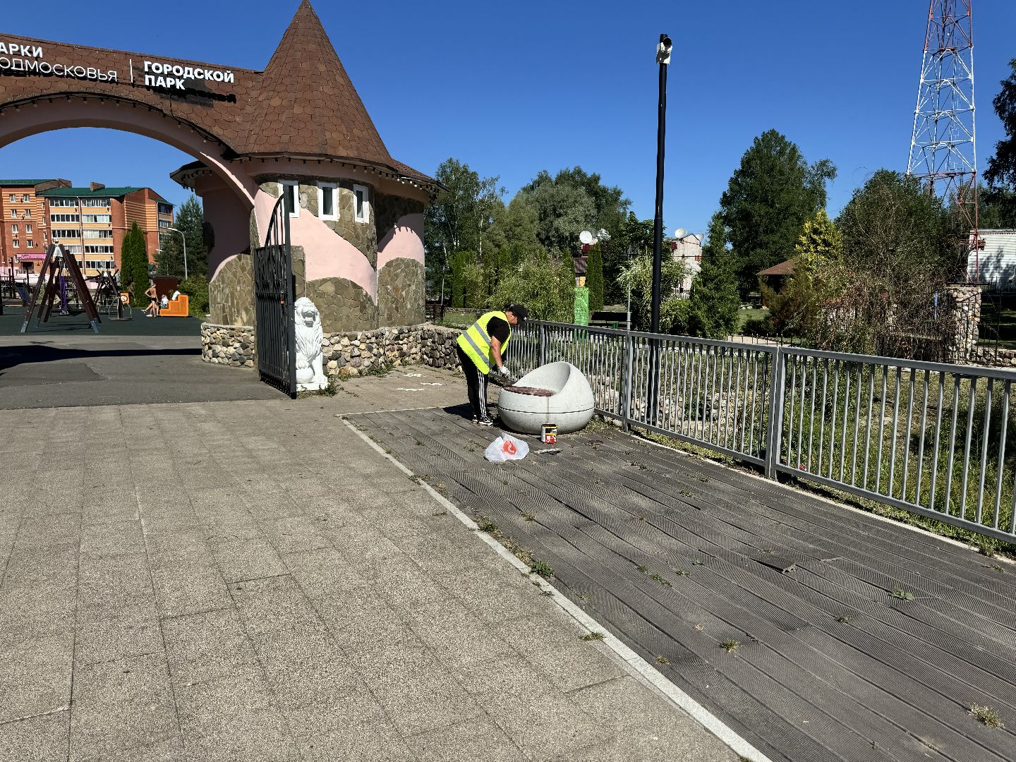шаховская, коммунальная служба, покраска лавочек,