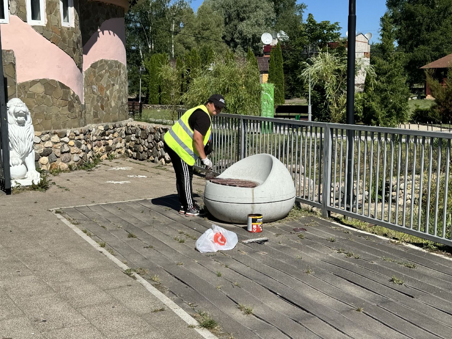 шаховская, коммунальная служба, покраска лавочек,