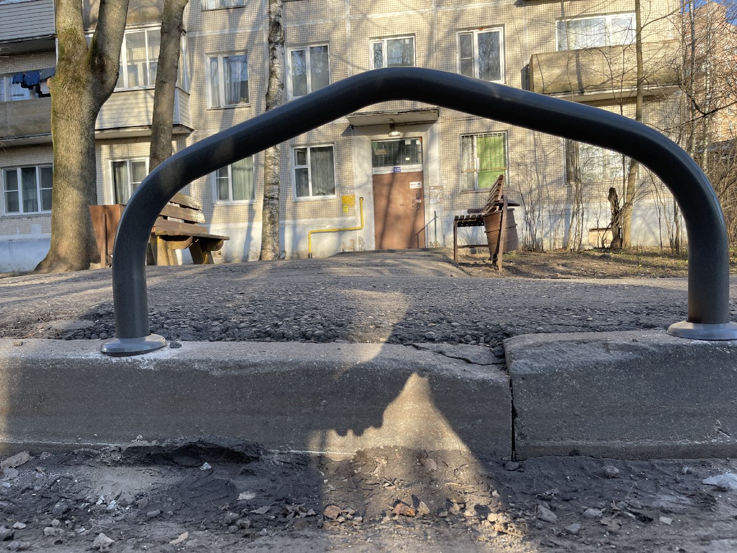 Двор, благоустройство, безопасность, отбойник, соседи,