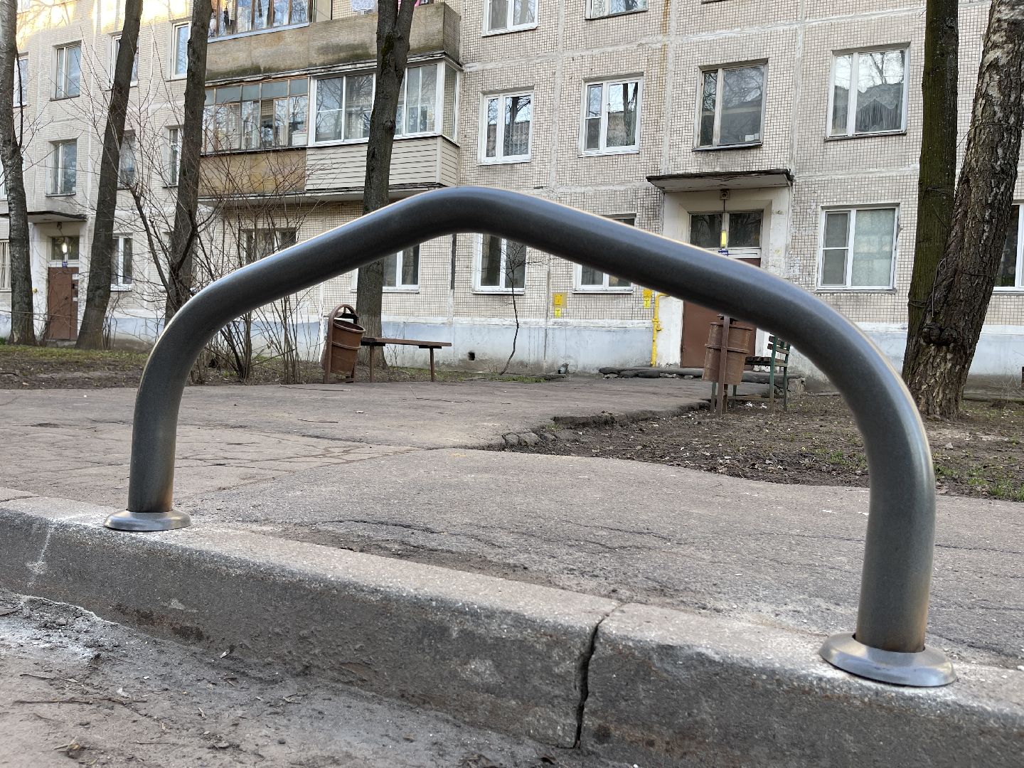 Двор, благоустройство, безопасность, отбойник, соседи,