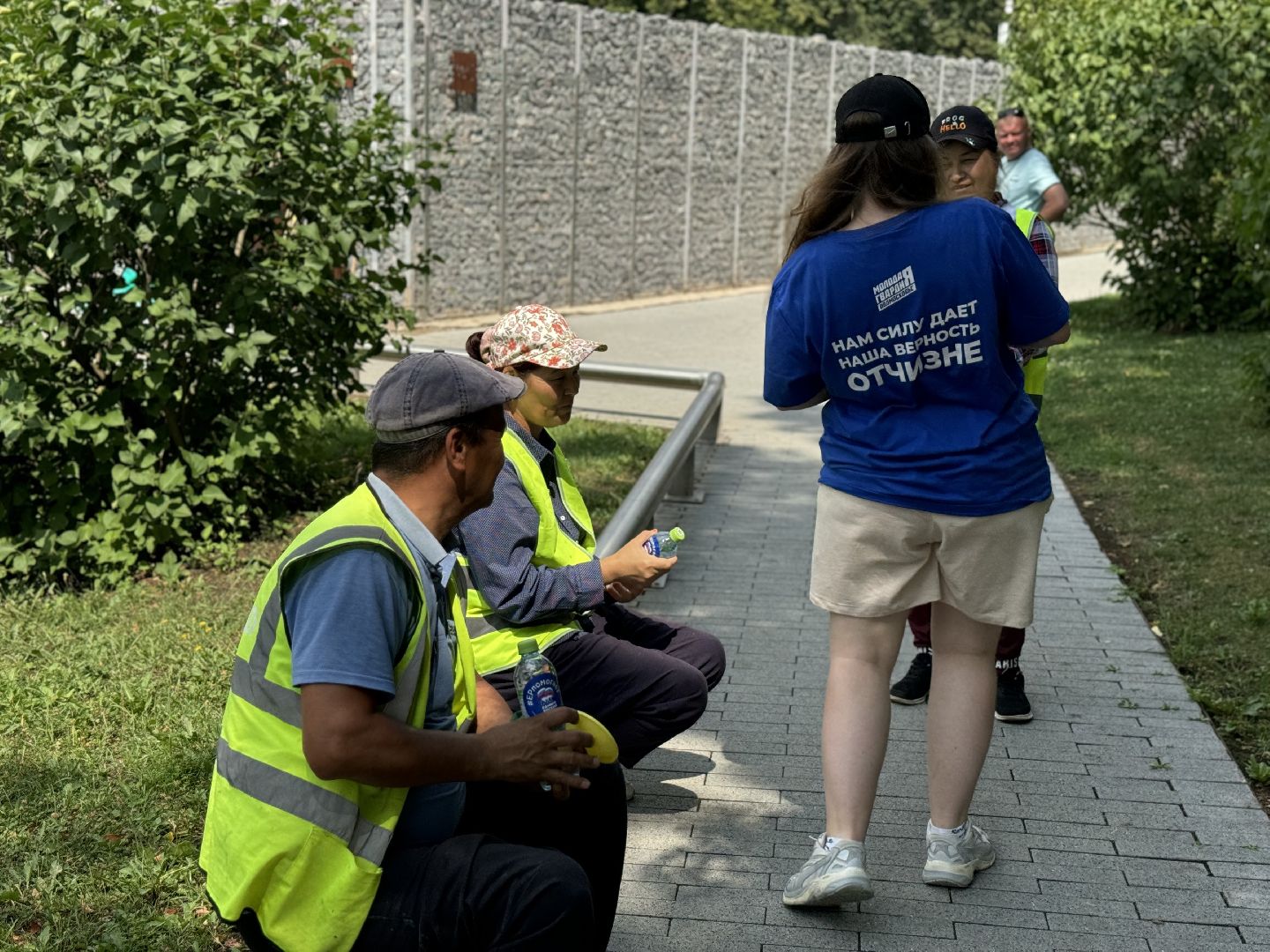 раздача воды, активисты Молодой гвардии, Волонтеры города Видное, ленинский городской округ,