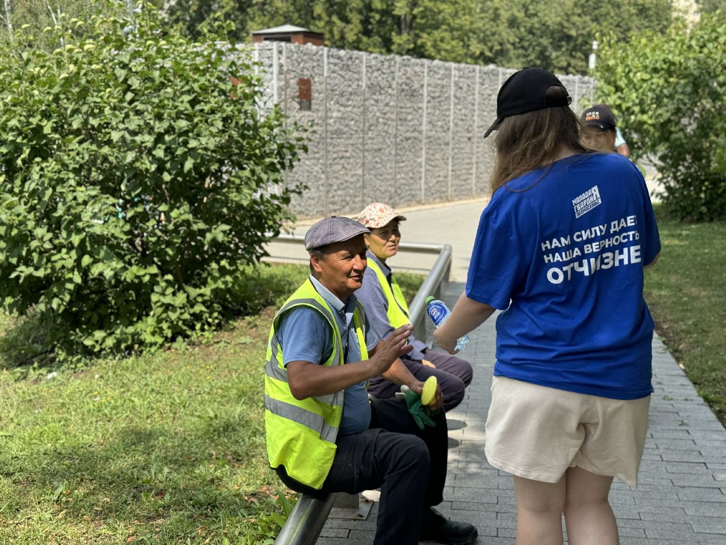 раздача воды, активисты Молодой гвардии, Волонтеры города Видное, ленинский городской округ,