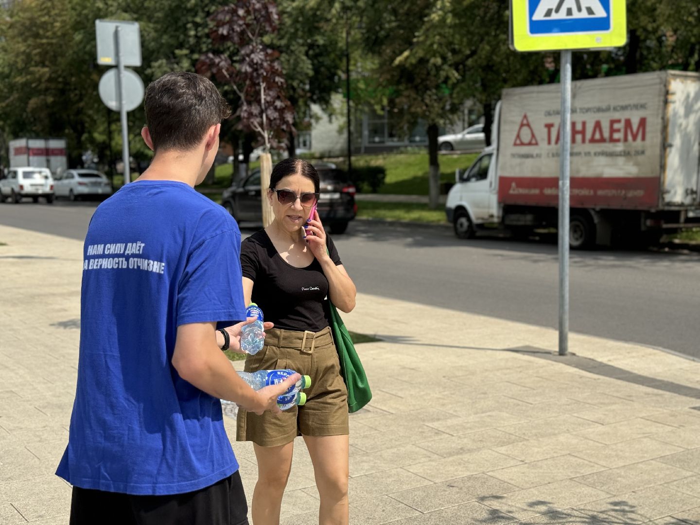 раздача воды, активисты Молодой гвардии, Волонтеры города Видное, ленинский городской округ,