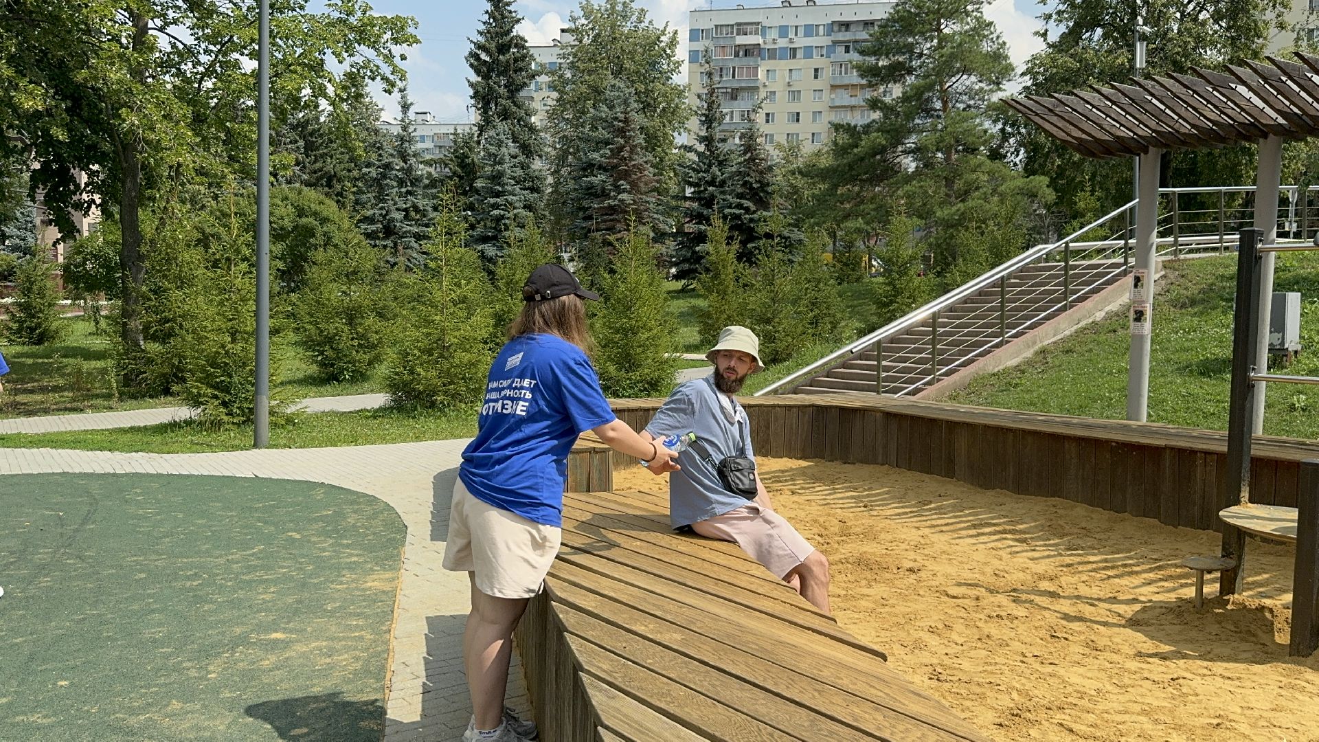раздача воды, активисты Молодой гвардии, Волонтеры города Видное, ленинский городской округ,