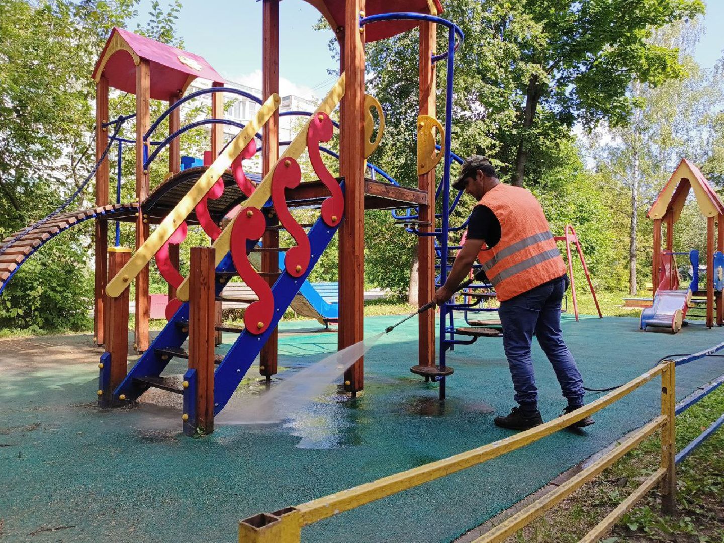 Солнечногорск, Уборка двора, Покос травы, Детская площадка, Жители,