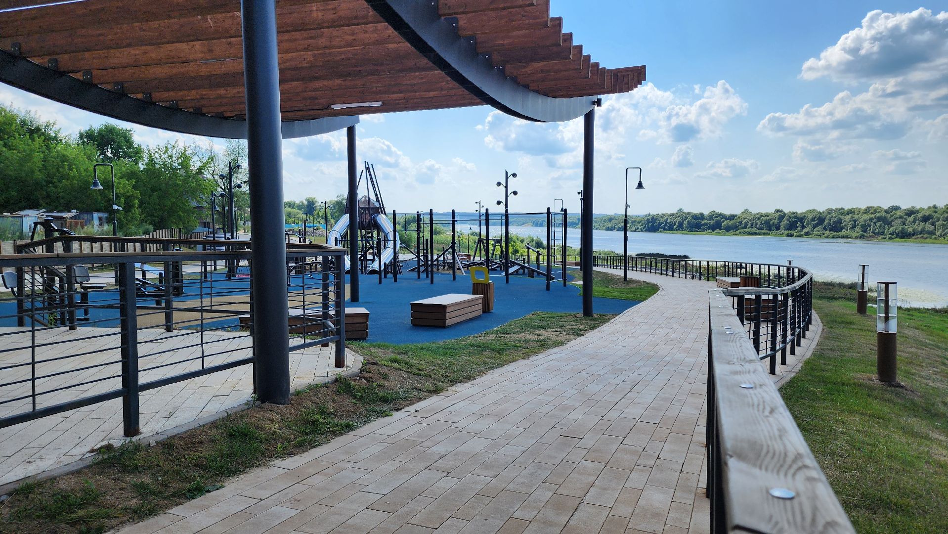 кашира, река ока, набережная оки, благоустройство, питьевой фонтанчик, кафе, зона для загара, покос травы,