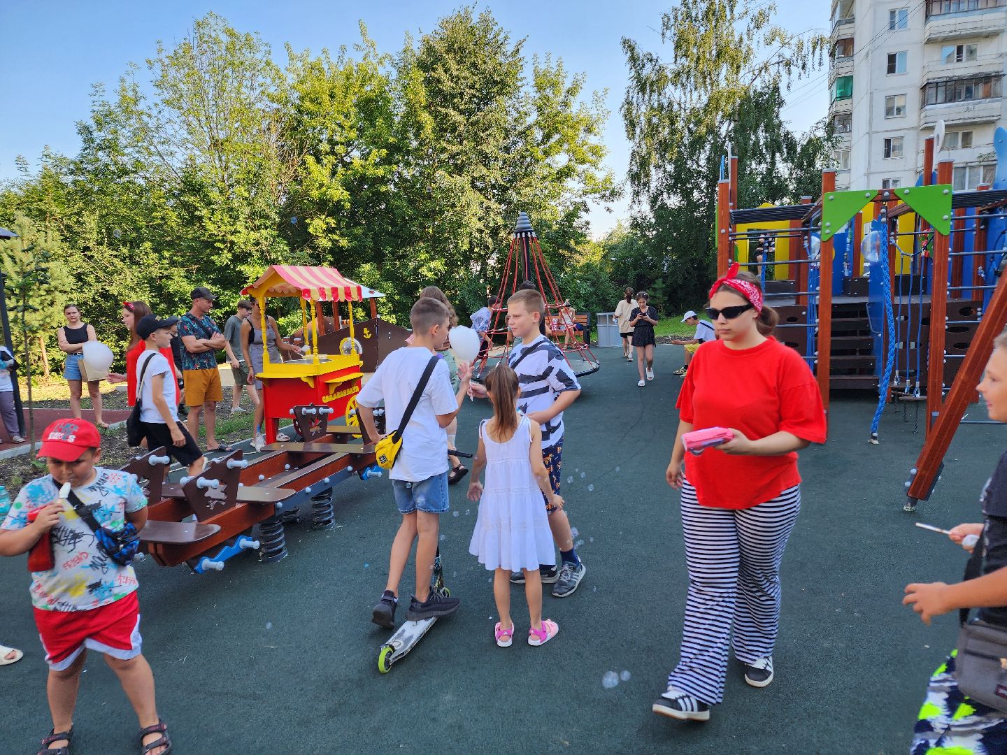 Чехов, улица Полиграфистов, комплексное благоустройство дворов, приемка работ, открытие детской площадки, глава администрации го Чехов, Михаил Собакин, анимационная программа,