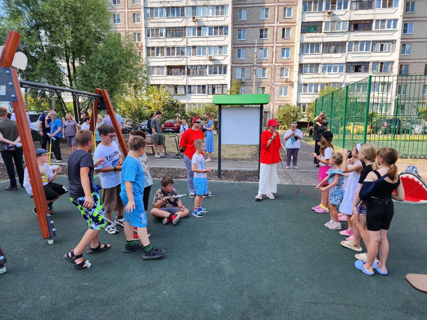 Чехов, улица Полиграфистов, комплексное благоустройство дворов, приемка работ, открытие детской площадки, глава администрации го Чехов, Михаил Собакин, анимационная программа,