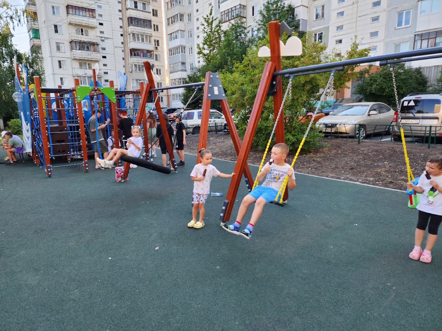 Чехов, улица Полиграфистов, комплексное благоустройство дворов, приемка работ, открытие детской площадки, глава администрации го Чехов, Михаил Собакин, анимационная программа,
