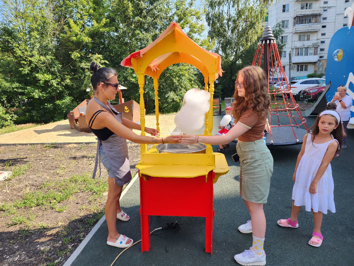 Чехов, улица Полиграфистов, комплексное благоустройство дворов, приемка работ, открытие детской площадки, глава администрации го Чехов, Михаил Собакин, анимационная программа,