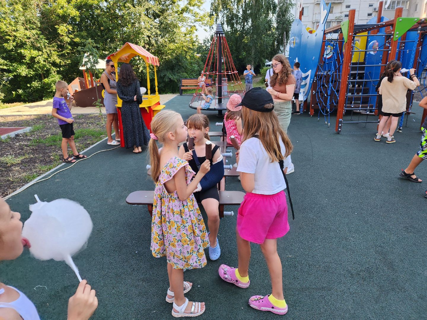 Чехов, улица Полиграфистов, комплексное благоустройство дворов, приемка работ, открытие детской площадки, глава администрации го Чехов, Михаил Собакин, анимационная программа,