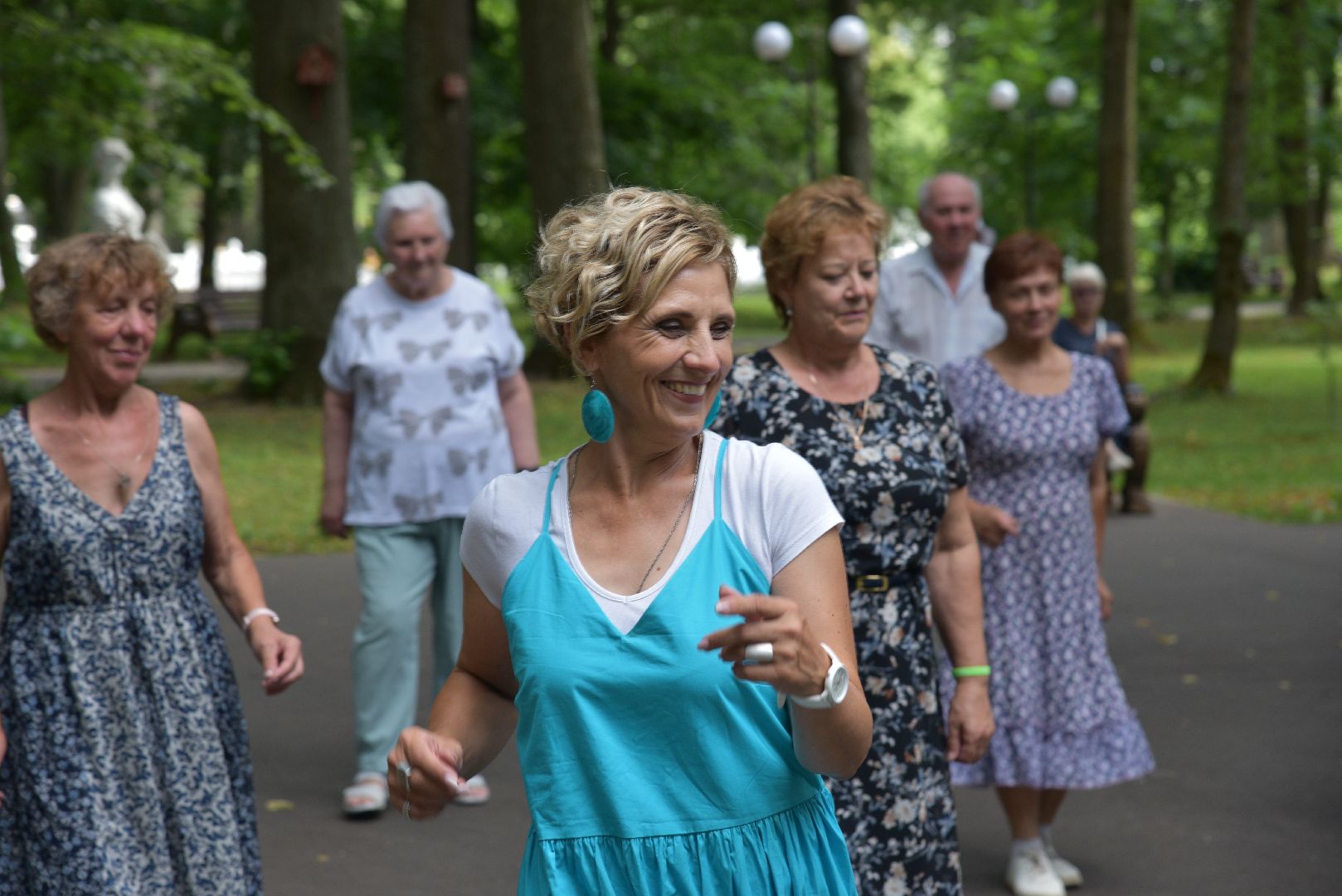лотошино, лотошинский парк, танцы в парке, парки подмосковья, активное долголетие,