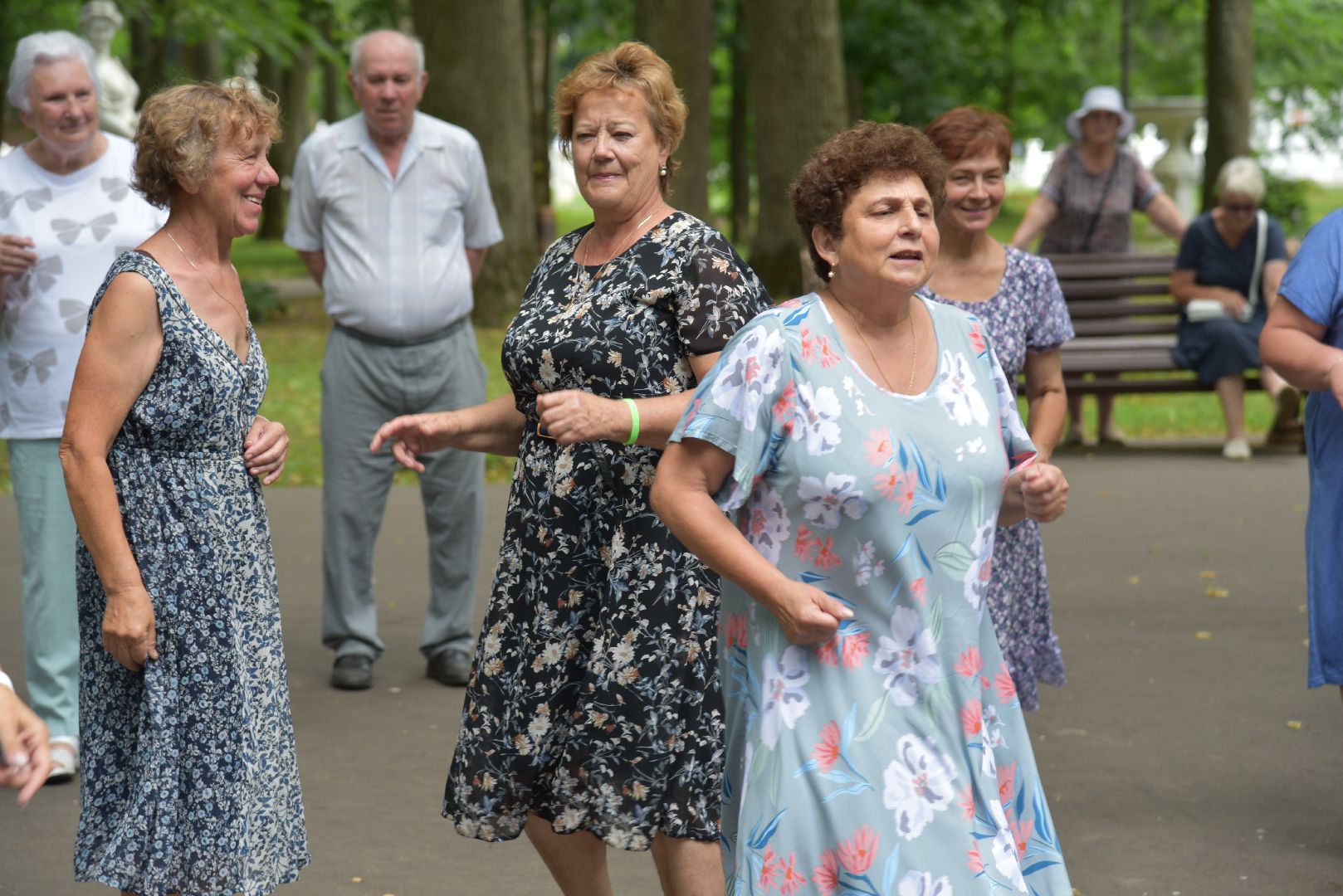 лотошино, лотошинский парк, танцы в парке, парки подмосковья, активное долголетие,
