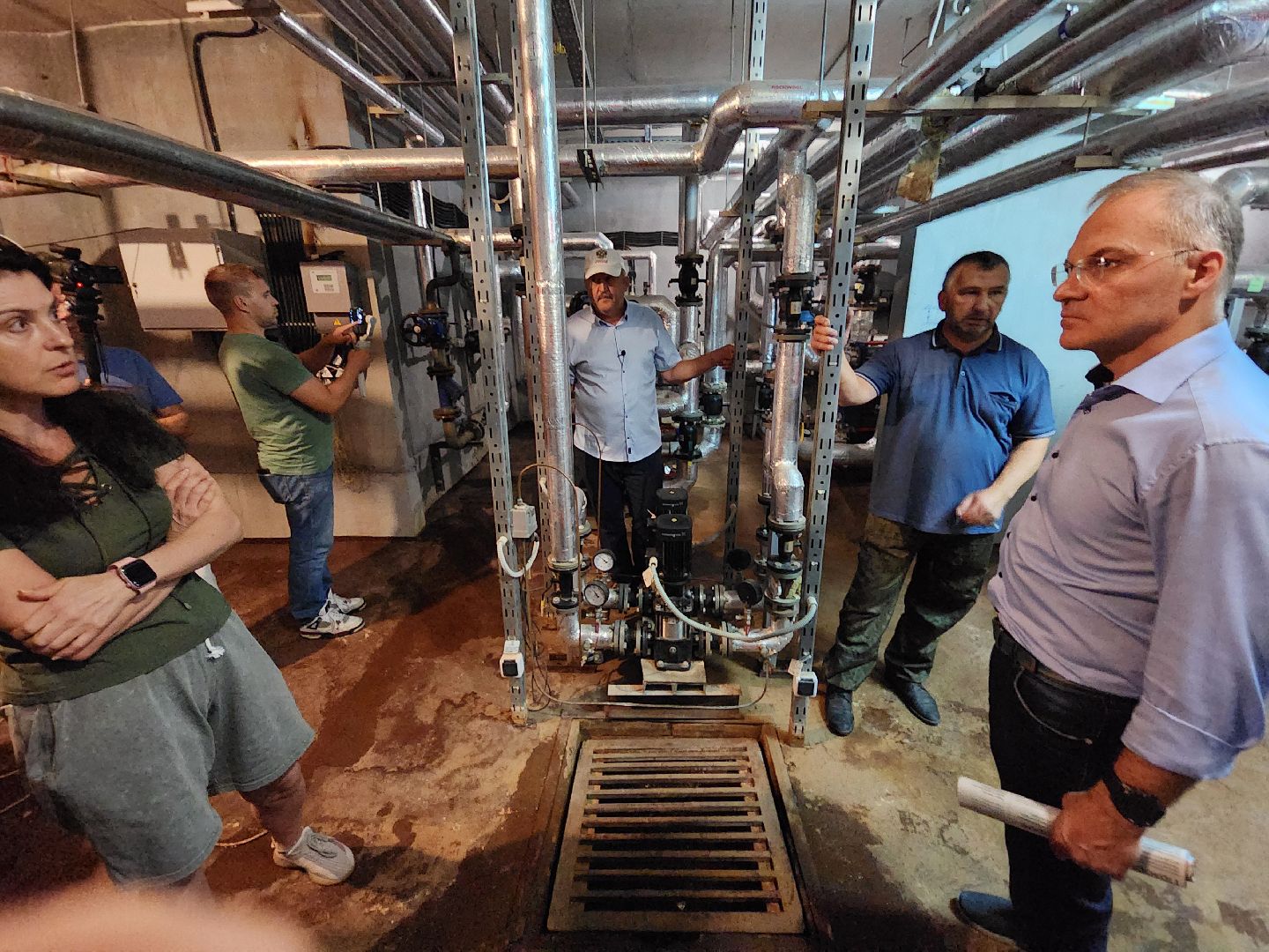 Чехов, улица Чехова, многоквартирный дом, проблема с канализацией, ливневая канализация, детская площадка, депутат Госдумы РФ, Александр Коган, встреча с жителями,