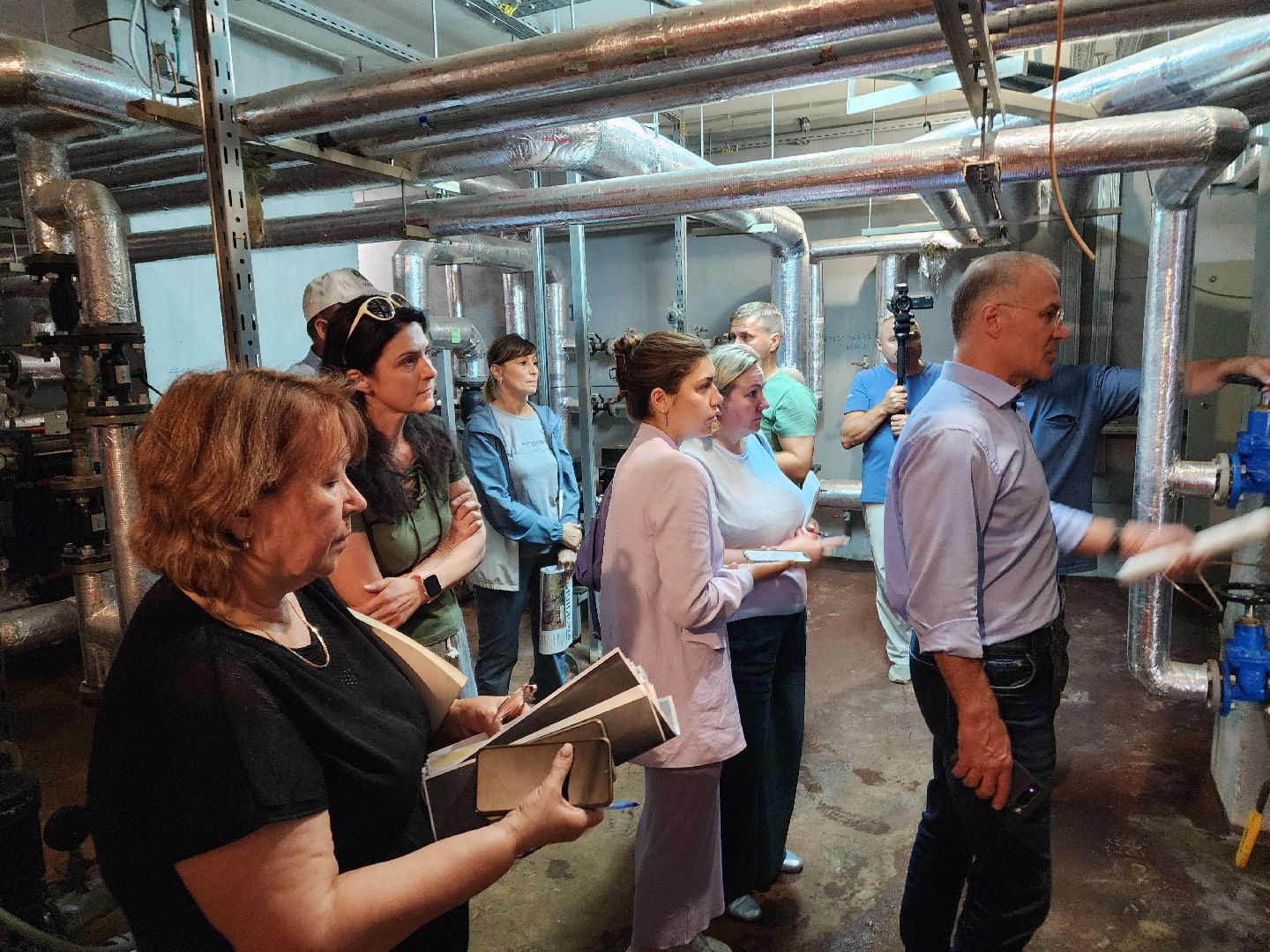 Чехов, улица Чехова, многоквартирный дом, проблема с канализацией, ливневая канализация, детская площадка, депутат Госдумы РФ, Александр Коган, встреча с жителями,