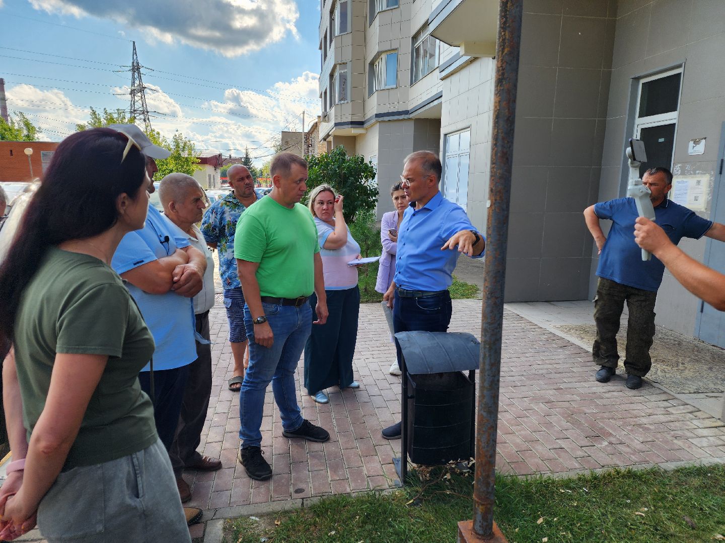 Чехов, улица Чехова, многоквартирный дом, проблема с канализацией, ливневая канализация, детская площадка, депутат Госдумы РФ, Александр Коган, встреча с жителями,