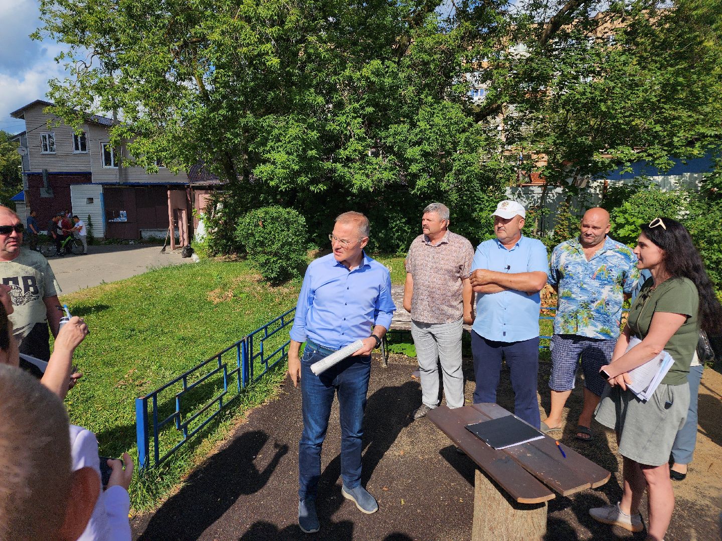 Чехов, улица Чехова, многоквартирный дом, проблема с канализацией, ливневая канализация, детская площадка, депутат Госдумы РФ, Александр Коган, встреча с жителями,