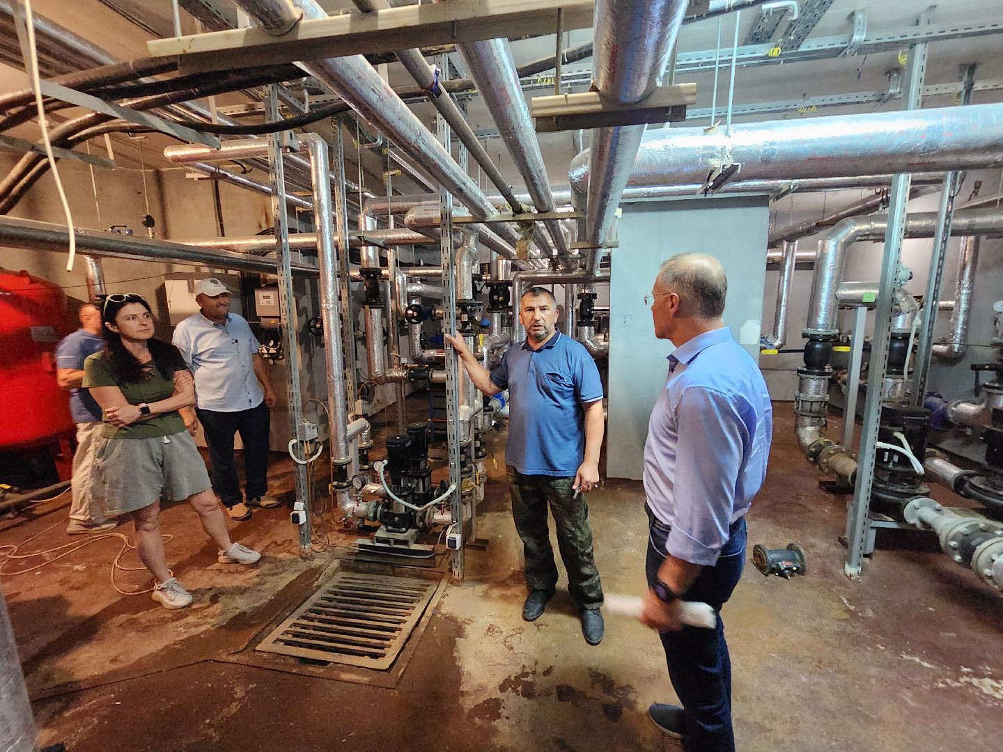 Чехов, улица Чехова, многоквартирный дом, проблема с канализацией, ливневая канализация, детская площадка, депутат Госдумы РФ, Александр Коган, встреча с жителями,