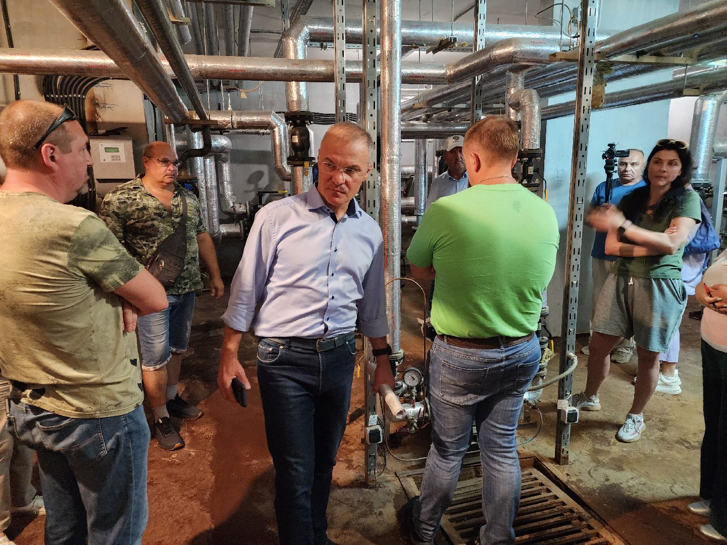 Чехов, улица Чехова, многоквартирный дом, проблема с канализацией, ливневая канализация, детская площадка, депутат Госдумы РФ, Александр Коган, встреча с жителями,