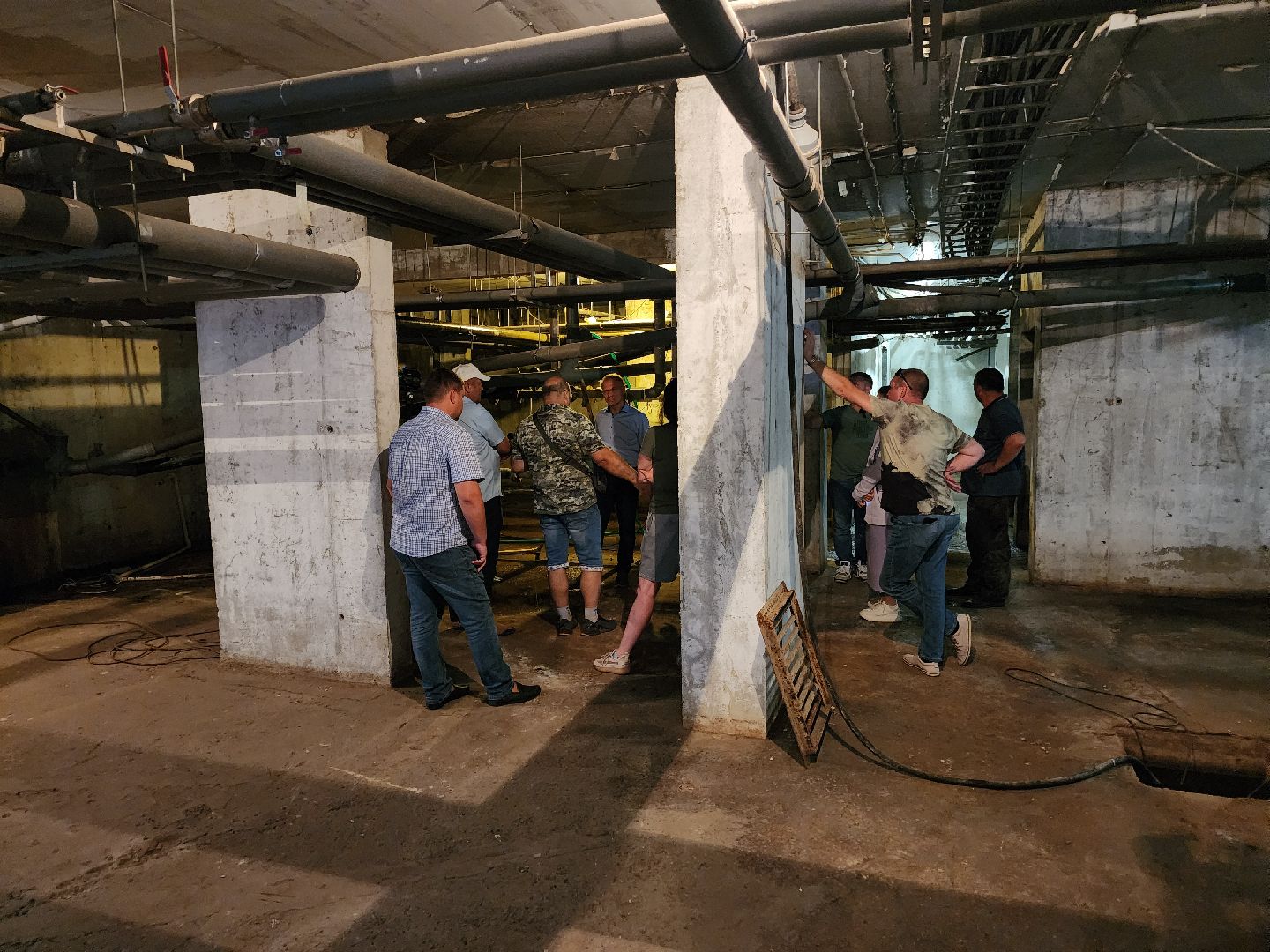 Чехов, улица Чехова, многоквартирный дом, проблема с канализацией, ливневая канализация, детская площадка, депутат Госдумы РФ, Александр Коган, встреча с жителями,