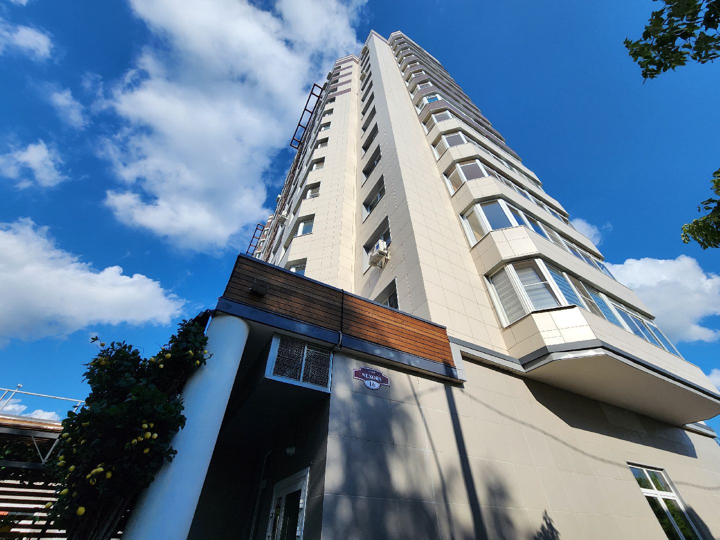 Чехов, улица Чехова, многоквартирный дом, проблема с канализацией, ливневая канализация, детская площадка, депутат Госдумы РФ, Александр Коган, встреча с жителями,