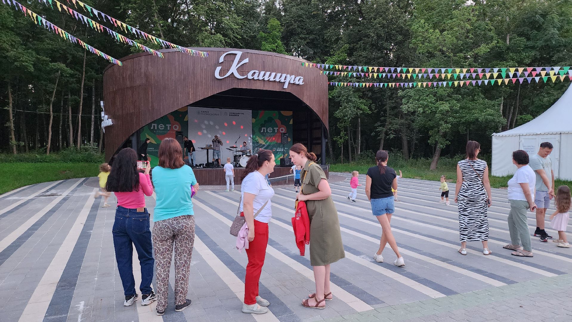 Кашира, ночь в парке, барабанщик, DJ, MC, барабанное шоу, танцы, городской парк,