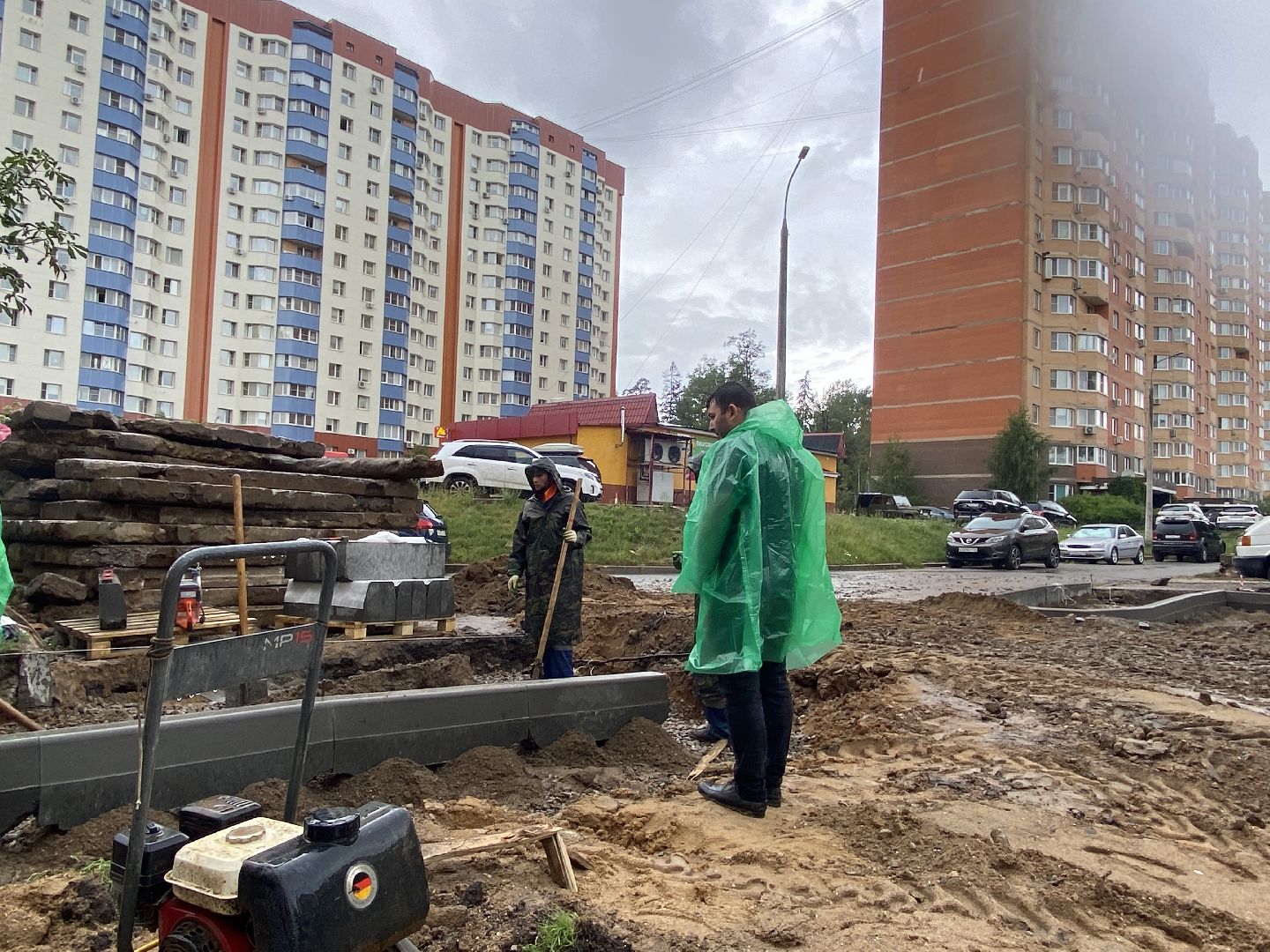 новая парковка Власиха, Власиха микрорайон Школьный, комфортная городская среда, парковочные места, работы по благоустройству,