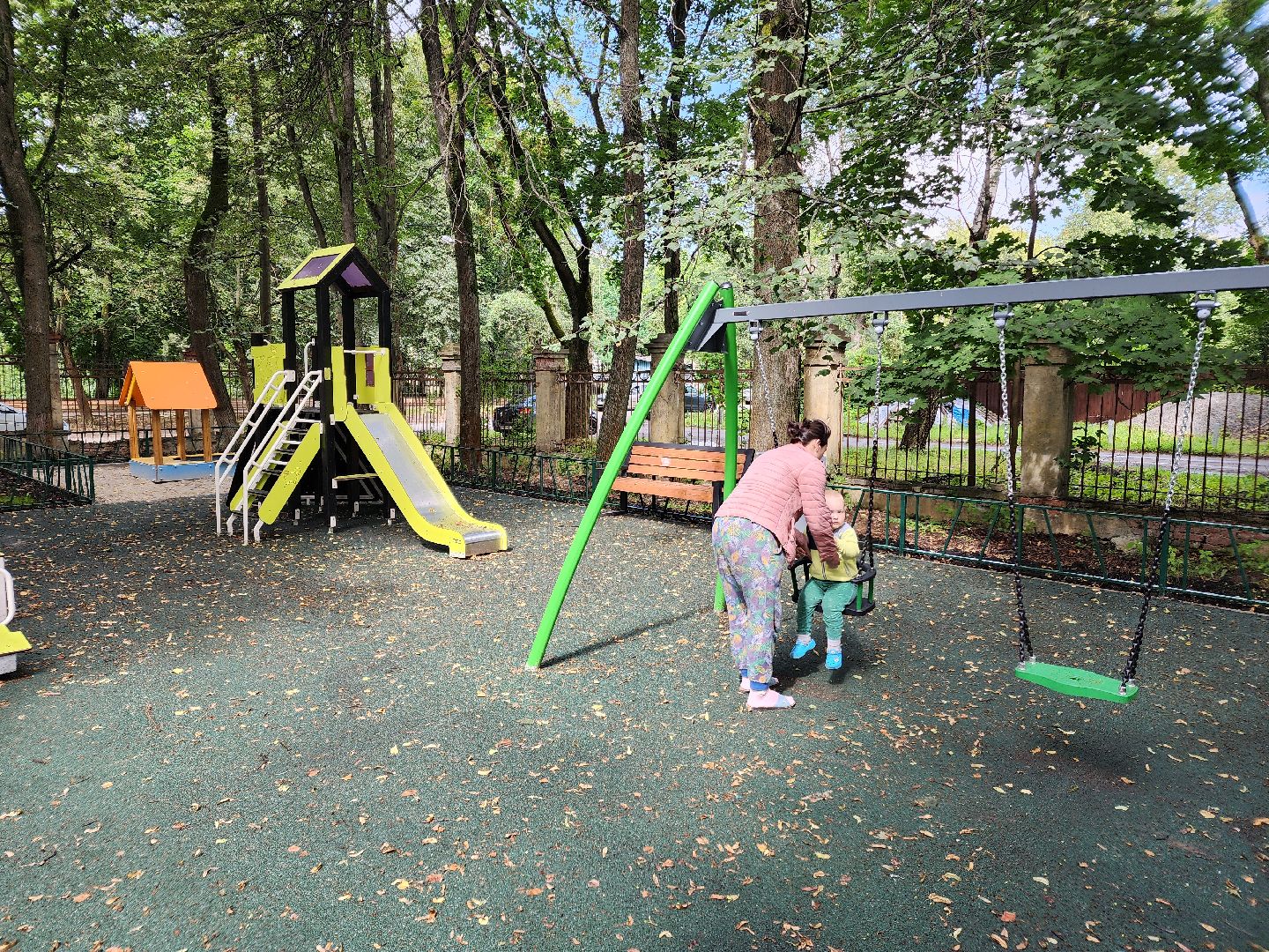 Чехов, улица Чехова, двор, дворовая территория, комплексное благоустройство, проезды, тротуар, детская площадка, освещение, парковка, формирование комфортной городской среды, глава округа Михаил Собакин,