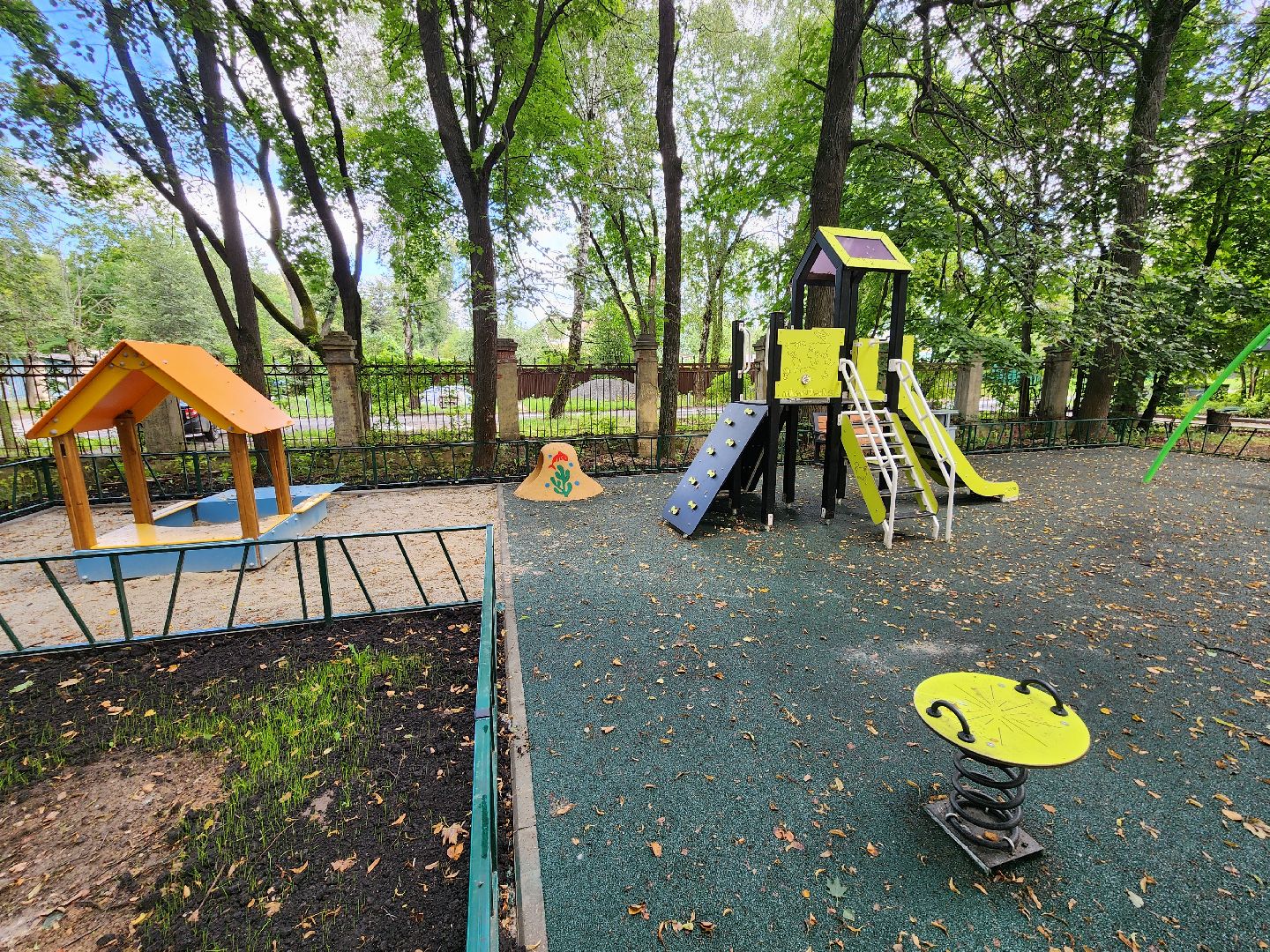 Чехов, улица Чехова, двор, дворовая территория, комплексное благоустройство, проезды, тротуар, детская площадка, освещение, парковка, формирование комфортной городской среды, глава округа Михаил Собакин,