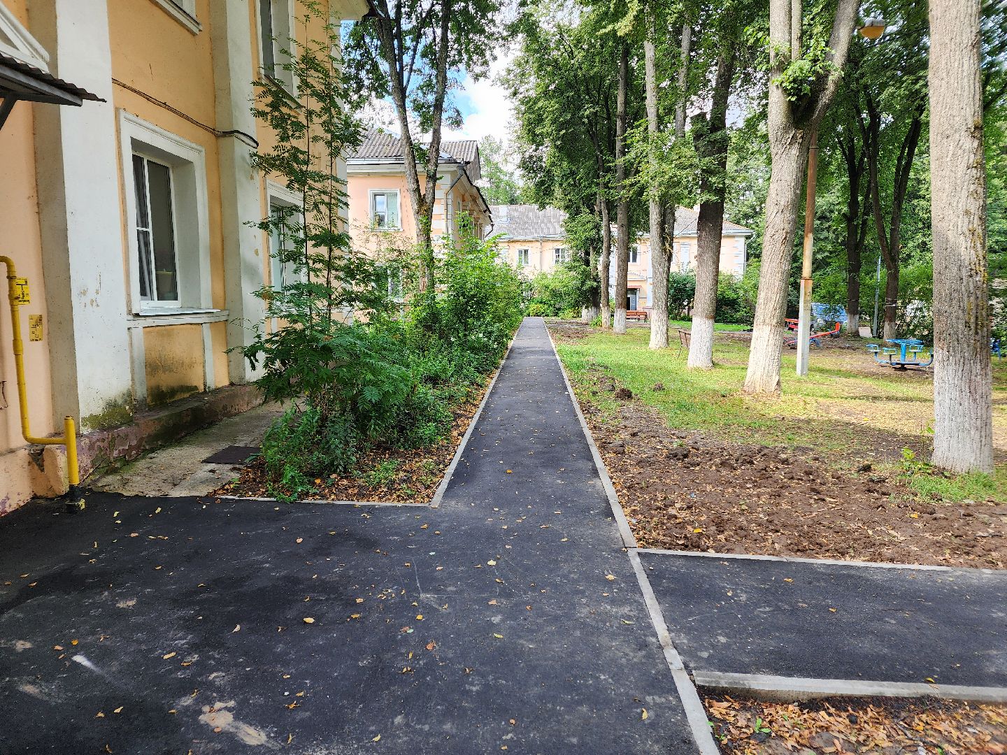 Чехов, улица Чехова, двор, дворовая территория, комплексное благоустройство, проезды, тротуар, детская площадка, освещение, парковка, формирование комфортной городской среды, глава округа Михаил Собакин,