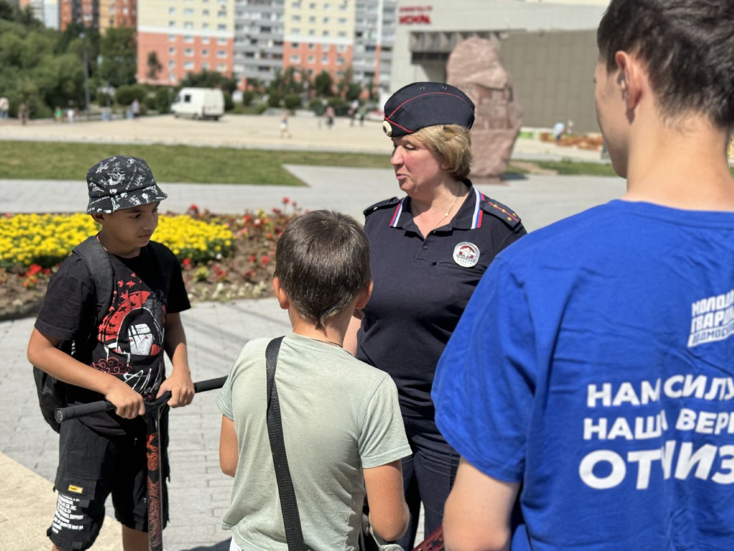 акция засветись, безопасность дорожного движения, активисты молодой гвардии, сотрудники ГИБДД, госавтоинспекция, ленинский округ,