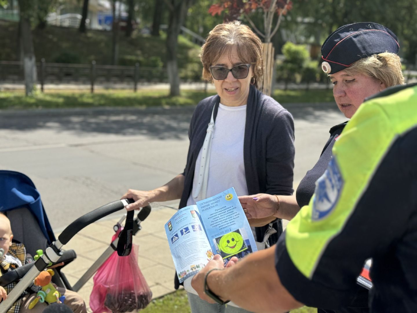 акция засветись, безопасность дорожного движения, активисты молодой гвардии, сотрудники ГИБДД, госавтоинспекция, ленинский округ,