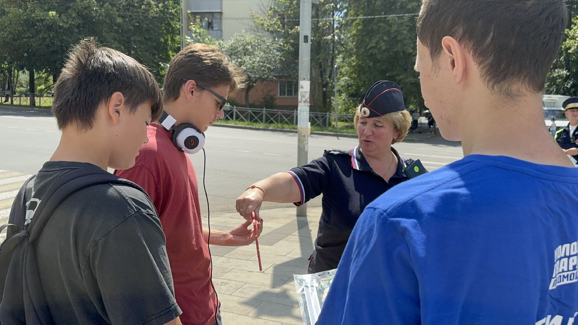 акция засветись, безопасность дорожного движения, активисты молодой гвардии, сотрудники ГИБДД, госавтоинспекция, ленинский округ,