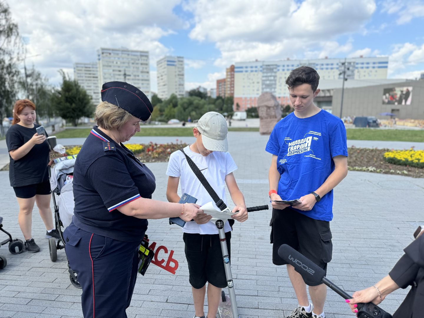 акция засветись, безопасность дорожного движения, активисты молодой гвардии, сотрудники ГИБДД, госавтоинспекция, ленинский округ,