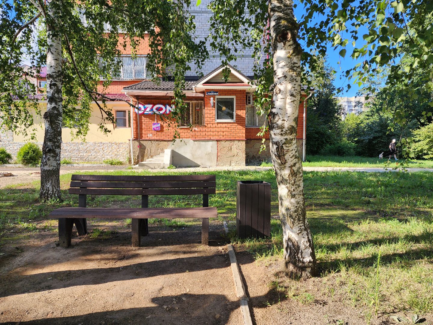 раменское, благоустройство, новые антивандальные скамейки на улице красноармейской,